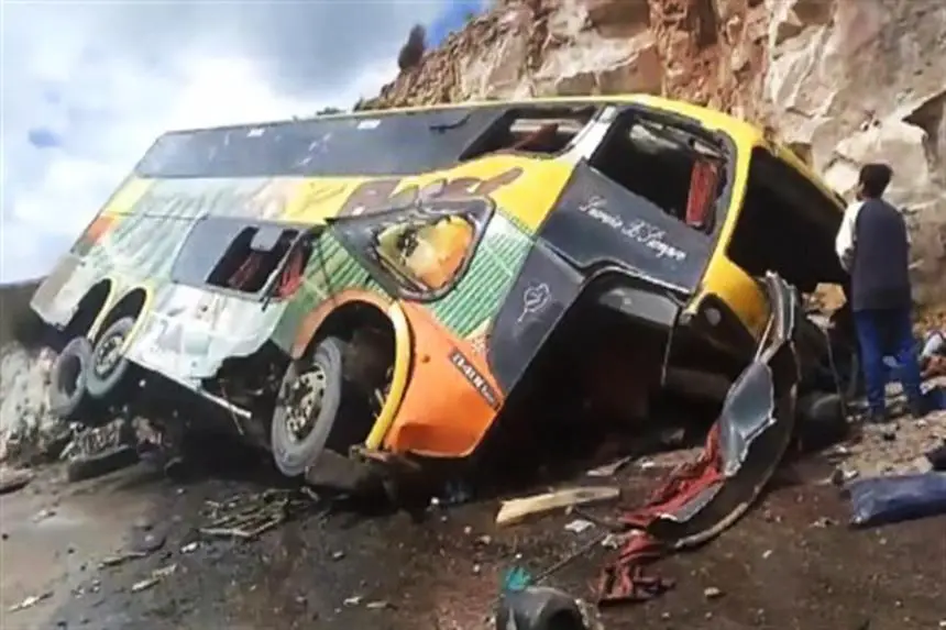 Al menos 14 muertos y 29 heridos al chocar un autobús contra una roca en Bolivia