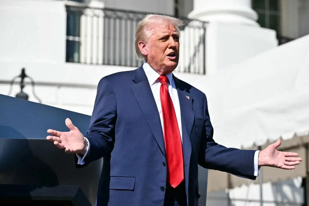 El presidente Donald Trump habla con la prensa en el Pórtico Sur de la Casa Blanca en Washington el 11 de marzo de 2025. (Mandel Ngan/AFP a través de Getty Images)
