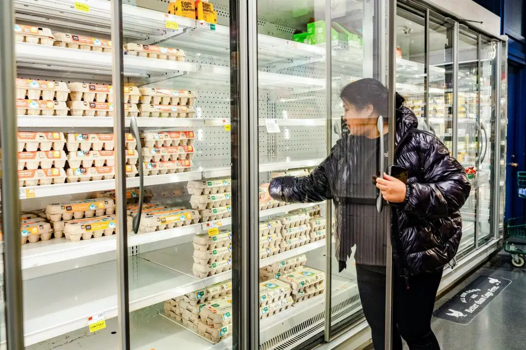 Una mujer mira huevos en una tienda de Nueva York, el 17 de febrero de 2025. (Samira Bouaou/The Epoch Times)