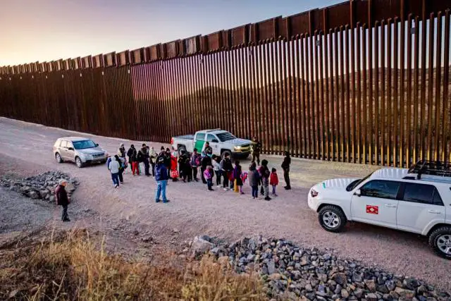 Agentes de la Patrulla Fronteriza de Estados Unidos se preparan para transportar a inmigrantes ilegales para su procesamiento junto a la valla fronteriza entre Estados Unidos y México cerca de Sasabe, Arizona, el 19 de enero de 2025. (John Moore/Getty Images)
