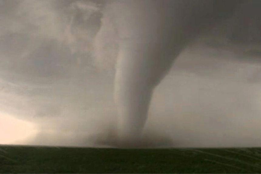 Una nube en forma de embudo se desplaza por un campo cerca de Dodge City, en el condado de Ford, Kansas, el 24 de mayo de 2016, en una imagen de video. (KWTV-KOTV vía AP)
