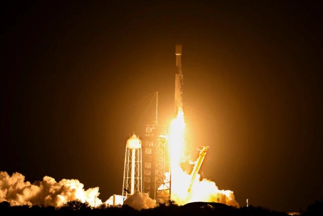 Un cohete SpaceX Falcon 9 despega del Complejo de Lanzamiento 39A en el Centro Espacial Kennedy en Cabo Cañaveral, Florida, el 15 de enero de 2025. (Gregg Newton / AFP a través de Getty Images)