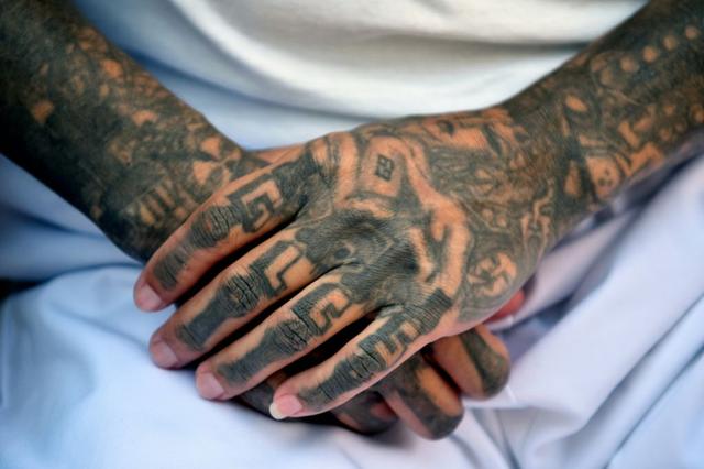 Un exmiembro de la pandilla Mara Salvatrucha (MS-13) es fotografiado en la prisión de Santa Ana, a 60 km al noroeste de San Salvador (El Salvador), el 21 de mayo de 2019. (Oscar Rivera/AFP vía Getty Images)