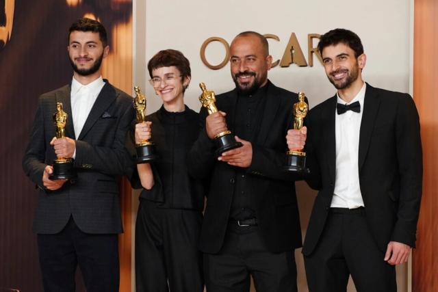 (De izquierda a derecha) Basel Adra, Rachel Szor, Hamdan Ballal y Yuval Abraham, ganadores del premio al mejor largometraje documental por "No Other Land", posan en la sala de prensa de los Óscar en el Dolby Theatre de Los Ángeles el 2 de marzo de 2025. (Jordan Strauss/Invision/AP)