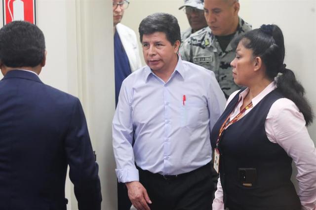 Fotografía del 4 de marzo de 2025 del expresidente peruano Pedro Castillo llegando a un juicio en Lima (Perú). EFE/ Paolo Aguilar
