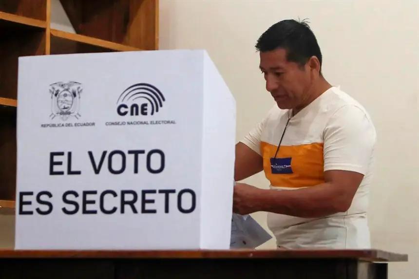 Fotografía de archivo que muestra una persona votando en un puesto de votación en Olón (Ecuador). EFE/ Carlos Durán Araújo