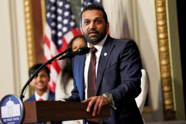 Kash Patel habla después de ser juramentado como director del FBI por la fiscal general de los Estados Unidos, Pam Bondi, en la Sala del Tratado Indio del Edificio de la Oficina Ejecutiva Eisenhower en el campus de la Casa Blanca en Washington, el 21 de febrero de 2025. (Leah Millis/Reuters)