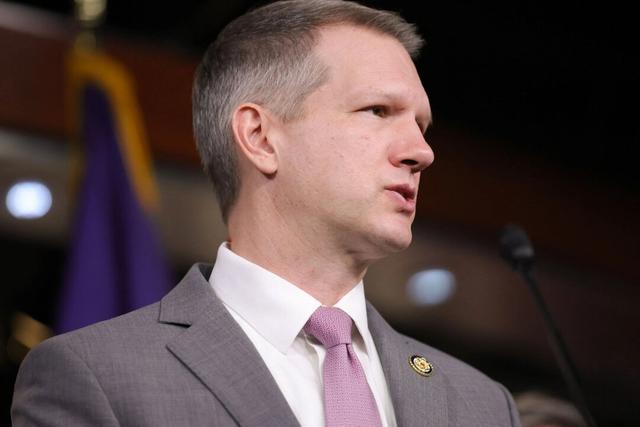 El representante Riley Moore (R-W. Va.) habla en una conferencia de prensa posterior a la reunión en el Capitolio de Estados Unidos en Washington el 14 de enero de 2025. (Bryan Dozier/Middle East Images a través de AFP)