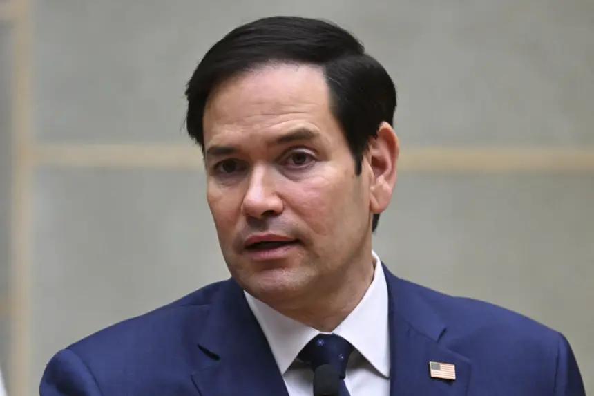  El secretario de Estado de EE. UU., Marco Rubio, habla con los medios durante una conferencia de prensa conjunta con el presidente de Guatemala, Bernardo Arévalo, en el Palacio de la Cultura de la Ciudad de Guatemala, el 5 de febrero de 2025. (JOHAN ORDONEZ/AFP via Getty Images)