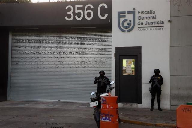 Integrantes de la Secretaría de Seguridad Ciudadana (SSC) custodian las instalaciones de la Fiscalía General de Justicia. Imagen de archivo. EFE/Isaac Esquive