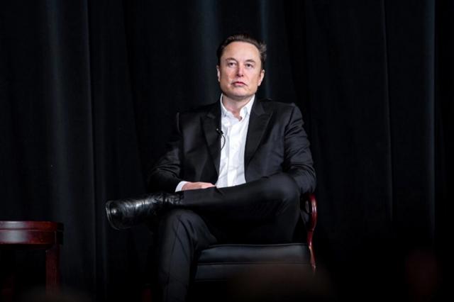 Elon Musk, CEO de Tesla Inc. Elon Musk, consejero delegado de Tesla Inc., habla con el teniente general Richard Clark, superintendente de la Academia de las Fuerzas Aéreas de EE. UU., durante la presentación del orador distinguido Ira C. Eaker en el Arnold Hall de la Academia en Colorado Springs, Colorado, el 7 de abril de 2022. (Trevor Cokley/Academia de las Fuerzas Aéreas de EE.UU.)
