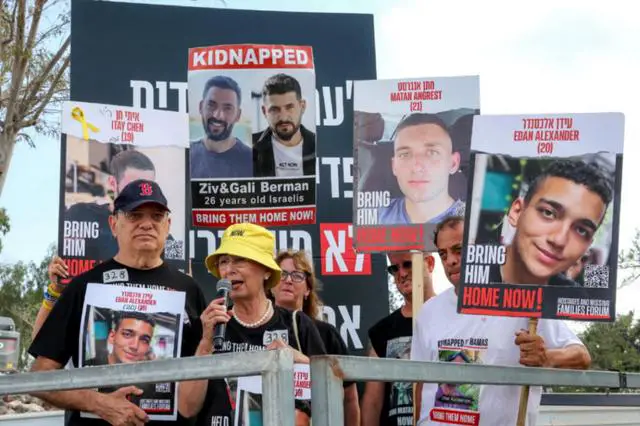 Familiares del rehén israelí-estadounidense Edan Alexander hablan durante una manifestación para pedir la liberación de los rehenes cautivos de Hamás, cerca del kibutz Nirim, en el sur de Israel, el 29 de agosto de 2024. (Jack Guez/AFP vía Getty Images)
