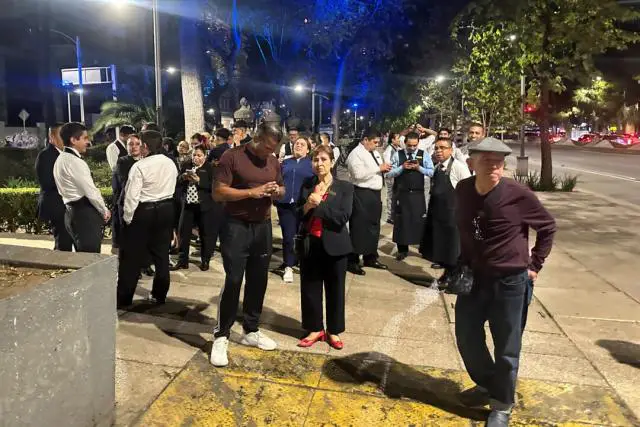 


La gente espera fuera de sus casas y edificios después de que sonara una alarma de temblor en la Ciudad de México el 14 de marzo de 2025. (Henry Romero/Reuters)