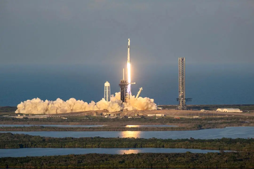 El cohete Falcon 9 de SpaceX y la nave espacial Dragon se lanzan desde el Complejo de Lanzamiento 39A en el Centro Espacial Kennedy de la NASA en Cabo Cañaveral, Florida, el 14 de marzo de 2025. (Brandon Bell/Getty Images)
