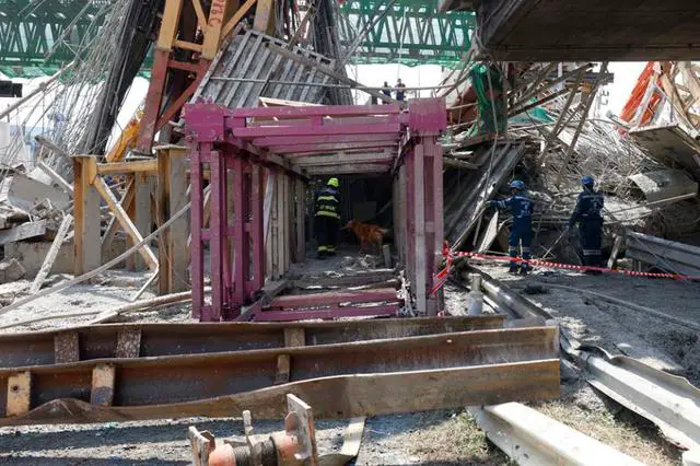 Los escombros tras el accidente durante la construcción de una autopista elevada al sur de Bangkok. EFE/EPA/Narong Sangnak 