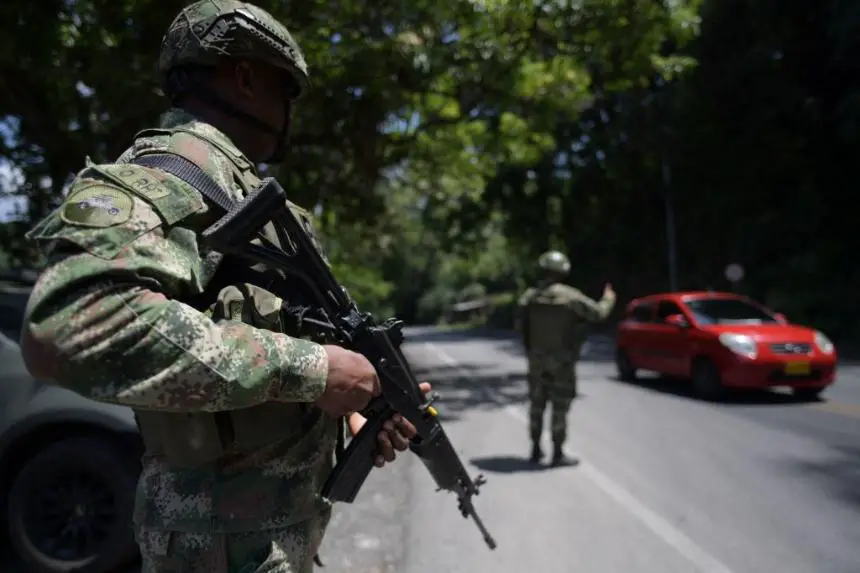 Soldados colombianos custodian una carretera en el municipio de Taraza, departamento del Cauca, Colombia, el 21 de marzo de 2023. (Raul Arboleda/AFP vía Getty Images)