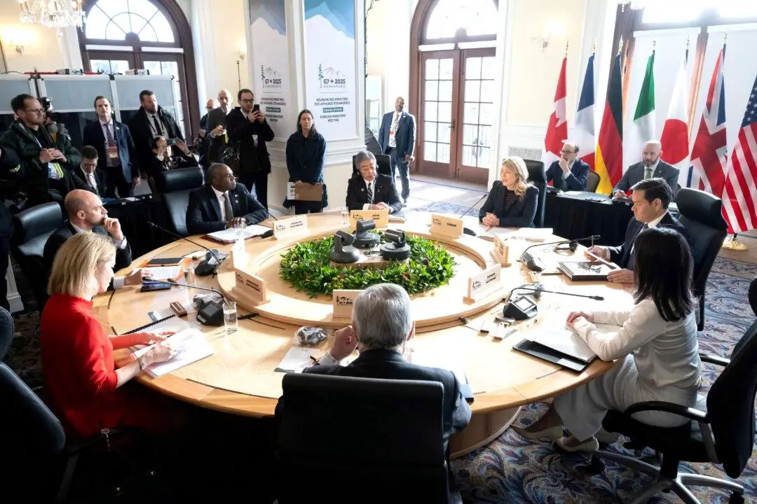 La ministra de Asuntos Exteriores de Canadá, Melanie Joly, habla durante la reunión de ministros de Asuntos Exteriores del G7 en La Malbaie, Quebec, Canadá, el 13 de marzo de 2025. (Saul Loeb/Pool vía Reuters)