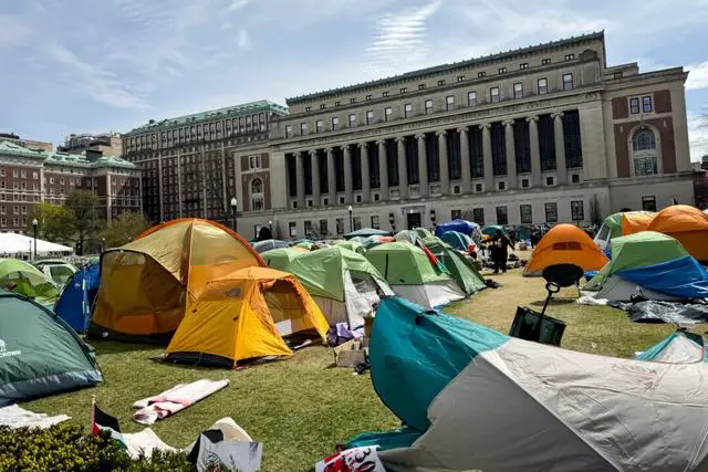 Estudiantes de la Universidad de Columbia protestan por el conflicto entre Israel y Hamás en la Universidad de Columbia en Nueva York el 27 de abril de 2024. (Emel Akan/The Epoch Times)