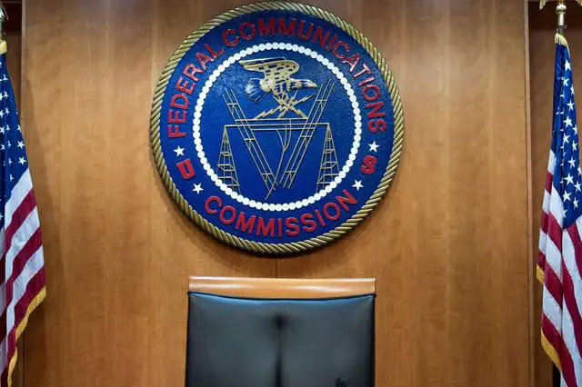 Una vista de la sala de audiencias de la comisión antes de una audiencia en la Comisión Federal de Comunicaciones el 14 de diciembre de 2017 en Washington, DC. (BRENDAN SMIALOWSKI/AFP a través de Getty Images)