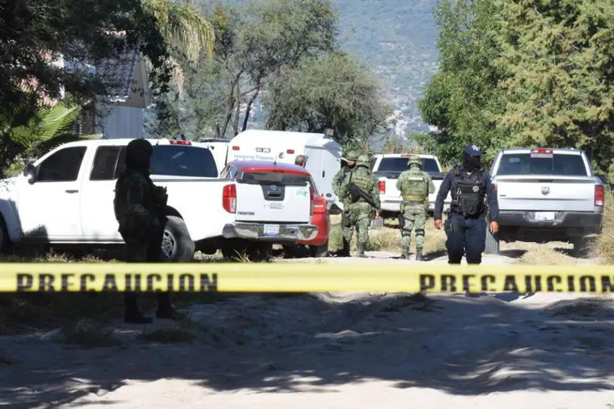 Imagen de archivo de miembros del Ejército mexicano y peritos forenses que trabajan en la zona donde ha tenido lugar un asesinato en la ciudad en el estado de Guanajuato (México). EFE/ Fernando Velázquez