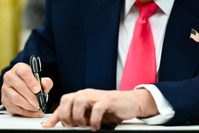 El presidente Donald Trump firma una orden ejecutiva en el Despacho Oval de la Casa Blanca en Washington, DC, el 6 de marzo de 2025. (Mandel Ngan/AFP a través de Getty Images)