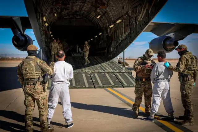 Un vuelo militar que transporta inmigrantes ilegales miembros de la banda Tren de Aragua a Guantánamo se prepara para partir, en El Paso, Texas, el 4 de febrero de 2025. (Departamento de Seguridad Nacional)
