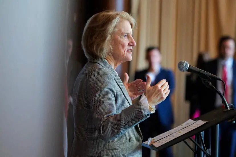 La senadora estadounidense Shelley Moore Capito (R-W.Va.) habla en la sede de la Agencia de Protección Ambiental en Washington, el 18 de febrero de 2025. (Kayla Bartkowski/Getty Images)