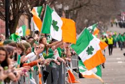 Los espectadores celebran durante el desfile del Día de San Patricio en Boston el 16 de marzo de 2025. (Robert F. Bukaty/AP Photo)