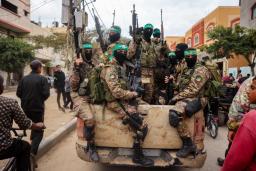 Terroristas de Hamás patrullan una calle antes de entregar a tres rehenes israelíes a un equipo de la Cruz Roja en Deir el-Balah, en el centro de Gaza, el 8 de febrero de 2025, como parte del quinto intercambio en el marco del frágil alto el fuego en Gaza, en el que 183 prisioneros retenidos por Israel serán liberados a lo largo del día. (Eyad Baba/AFP vía Getty Images)