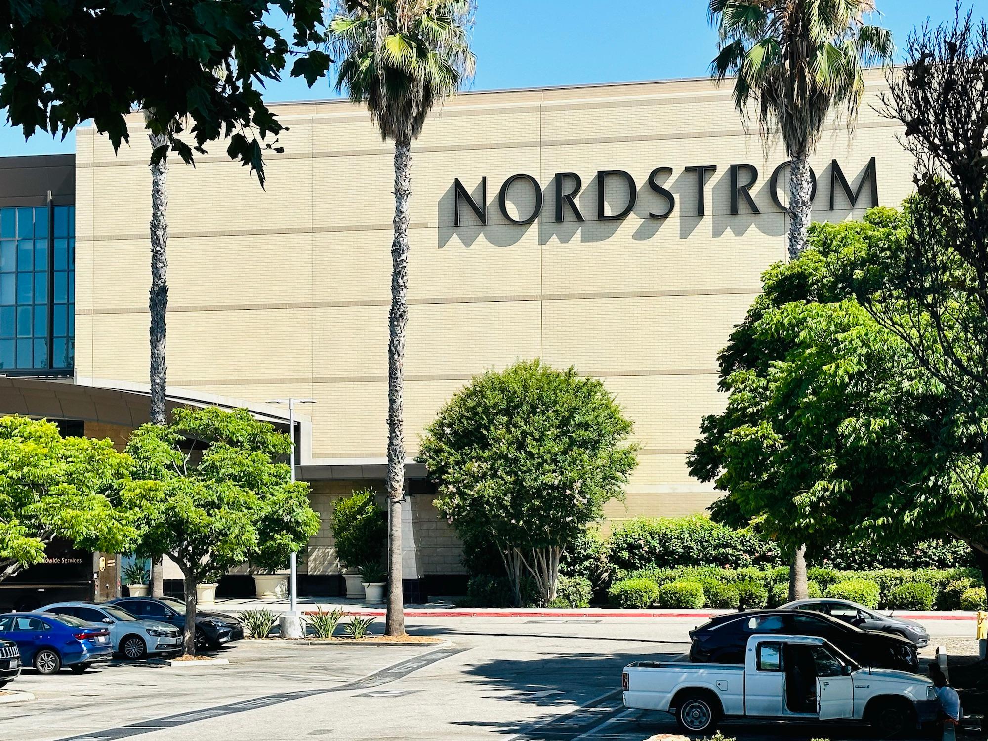 Una tienda Nordstrom en el centro comercial Westfield Topanga, en el barrio de Canoga Park de Los Ángeles, el 14 de agosto de 2023. (Jill McLaughlin/The Epoch Times).