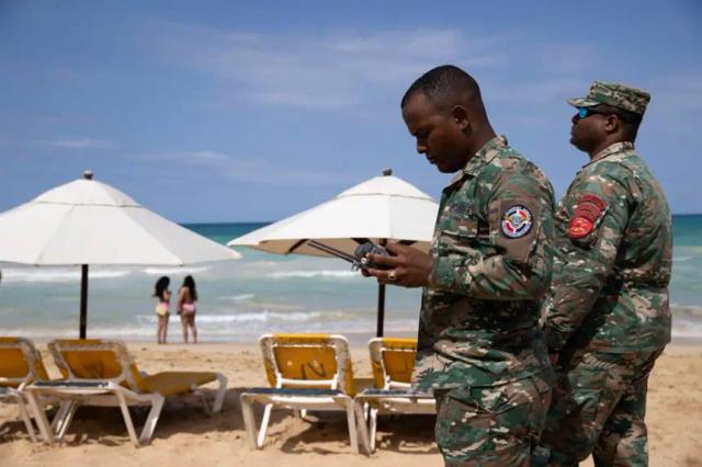 Un integrante de la Fuerza Aérea dominicana de la unidad de Defensa 911 controla un dron durante un operativo de búsqueda de la joven turista indo-estadounidense Sudiksha Konanki en Punta Cana (República Dominicana). Archivo. EFE/ Orlando Barría