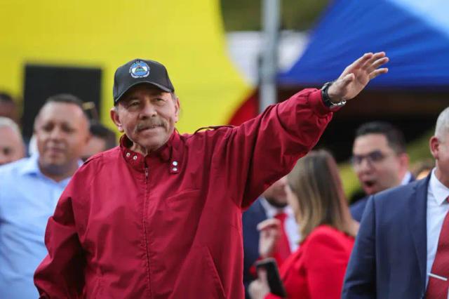 El presidente de Nicaragua, Daniel Ortega, saluda en el Palacio Federal Legislativo el 10 de enero de 2025 en Caracas, Venezuela. (Jesús Vargas/Getty Images)