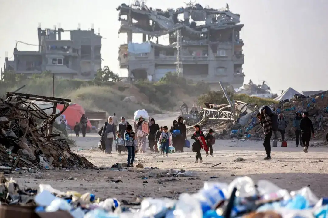 Personas desplazadas por el conflicto entre Israel y el grupo terrorista Hamás llegan con sus pertenencias a la ciudad de Gaza, el 18 de marzo de 2025. (Bashar Taleb/AFP a través de Getty Images)
