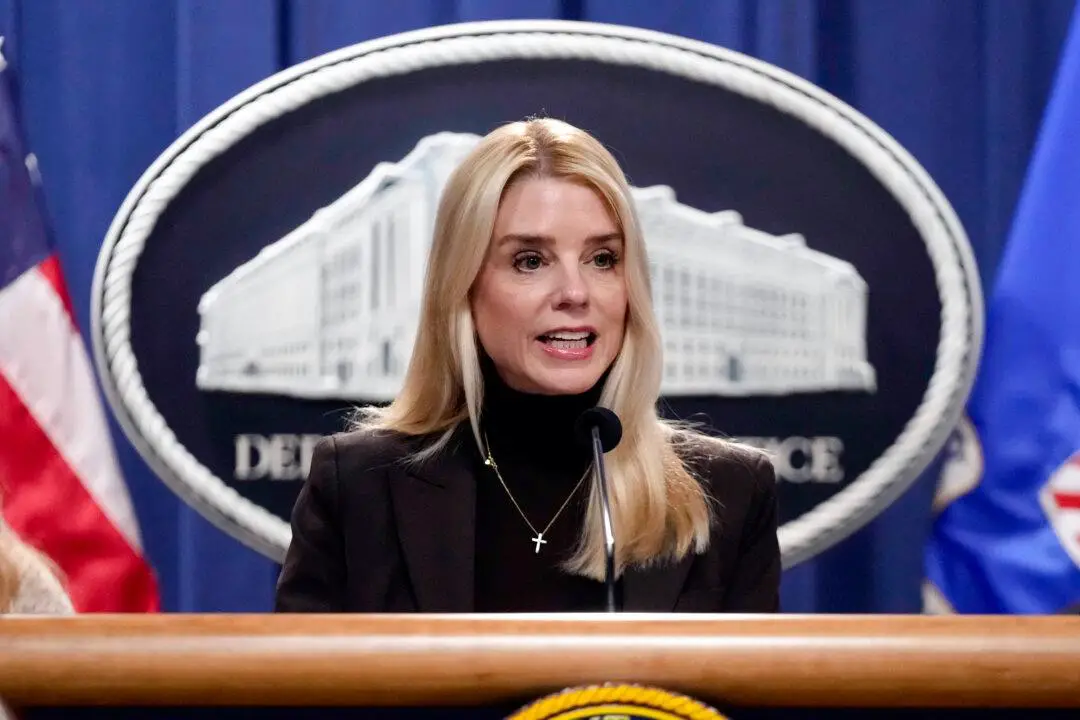 La fiscal general Pam Bondi habla en una conferencia de prensa sobre la aplicación de la ley migratoria en el Departamento de Justicia en Washington, el 12 de febrero de 2025. (Foto AP/Ben Curtis)