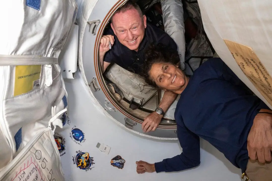 En esta fotografía proporcionada por la NASA, los astronautas de pruebas de vuelo de la tripulación de Boeing Butch Wilmore (Izq.) y Suni Williams posan para un retrato dentro del vestíbulo entre el puerto delantero del módulo Harmony de la Estación Espacial Internacional y la nave espacial Starliner de Boeing, el 13 de junio de 2024. (NASA vía AP, Archivo)