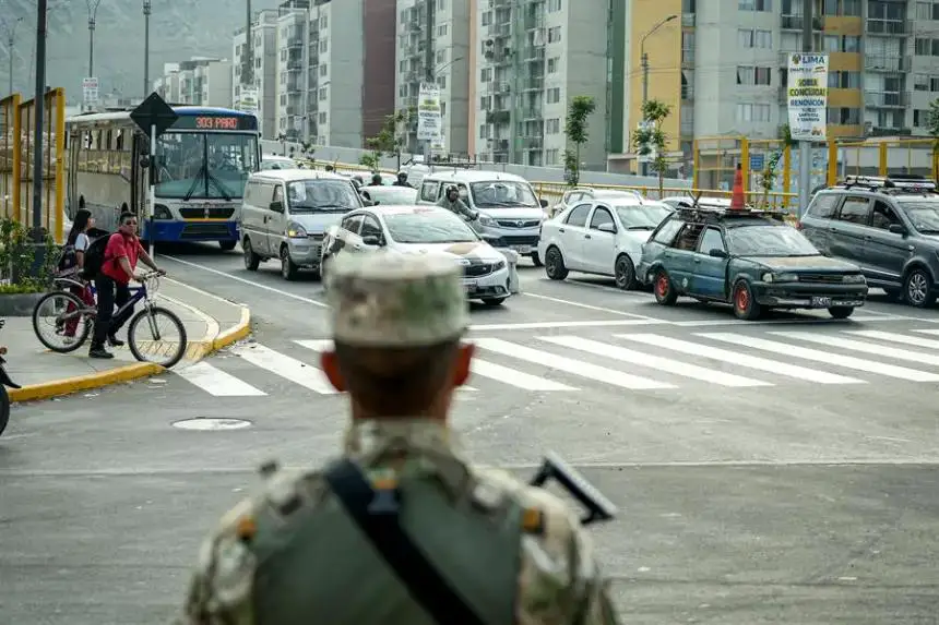 Integrantes de las Fuerzas Armadas de Perú custodian las calles este martes 18 de marzo de 2025, en Lima (Perú). EFE/ John Reyes Mejia