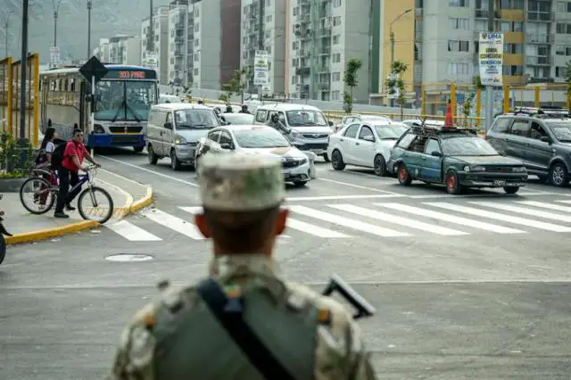 Integrantes de las Fuerzas Armadas de Perú custodian las calles este martes 18 de marzo de 2025, en Lima (Perú). EFE/ John Reyes Mejia