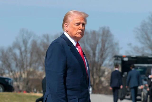 El presidente Donald Trump abandona el Capitolio de Estados Unidos tras un almuerzo de Friends of Ireland en Washington el 12 de marzo de 2025. (Anna Moneymaker/Getty Images)