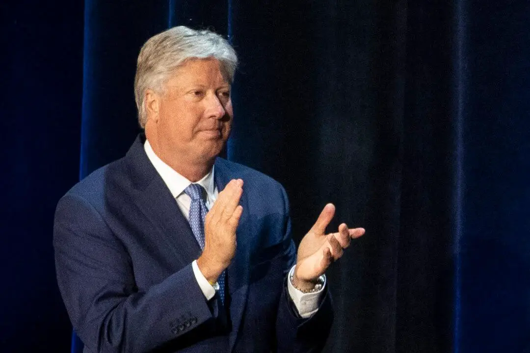 El pastor Robert Morris aplaude durante una mesa redonda en el campus de Dallas de la Iglesia Gateway, en Dallas, el 11 de junio de 2020. (Alex Brandon/AP Photo)