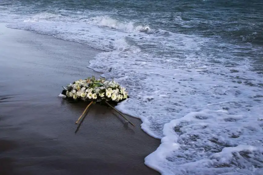 Una corona de flores flota en el mar Mediterráneo, en Steccato di Cutro, región de Calabria, sur de Italia. (Gianluca Chininea/AFP vía Getty Images)