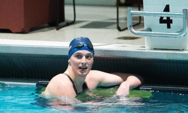 La nadadora de la Universidad de Pensilvania, Lia Thomas, observa después de nadar los 500 metros libres durante el Campeonato de Natación y Buceo Femenino de la Ivy League 2022 en Cambridge, Massachusetts, el 17 de febrero de 2022. (Kathryn Riley/Getty Images)