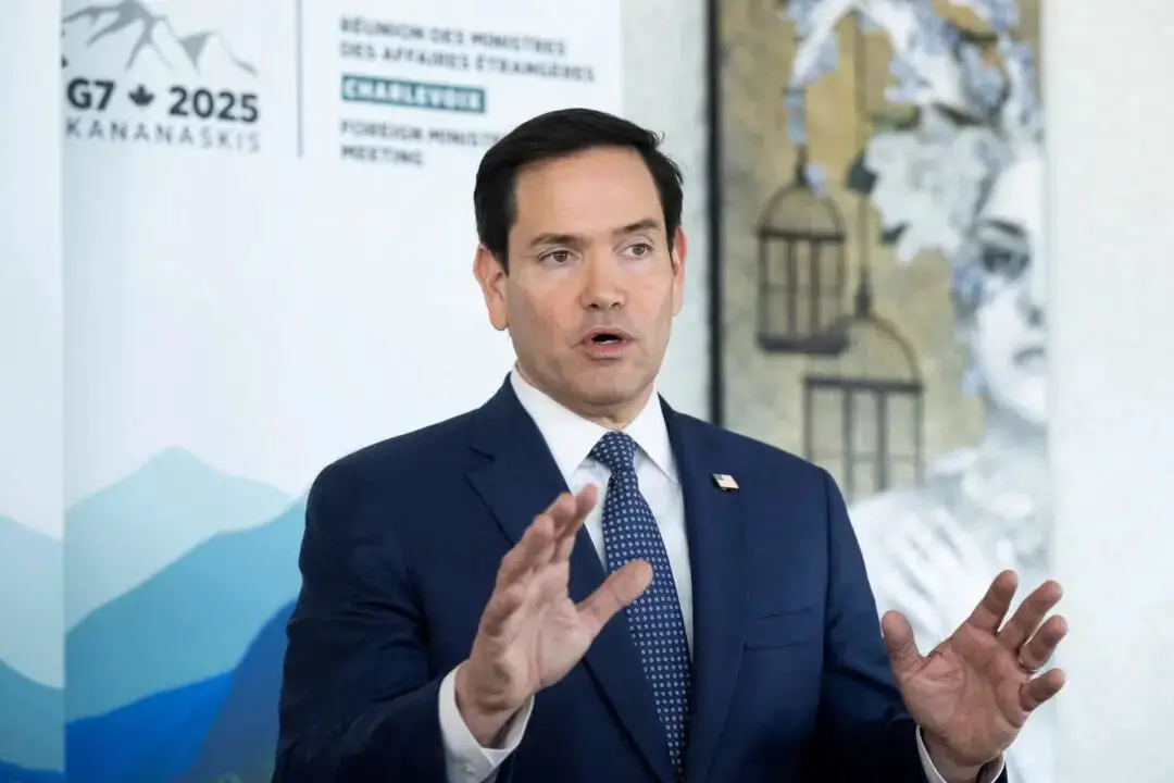 El secretario de Estado Marco Rubio habla con los periodistas tras la reunión de ministros de Asuntos Exteriores del G7 en La Malbaie, Quebec, Canadá, el 14 de marzo de 2025. (Saul Loeb / Pool vía Reuters)
