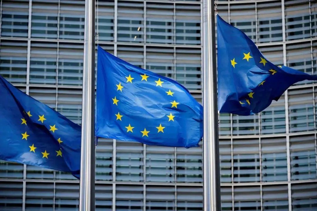 Banderas de la Unión Europea ondean frente a la sede de la Comisión Europea en Bruselas, Bélgica, el 1 de marzo de 2023. (Johanna Geron/Reuters)