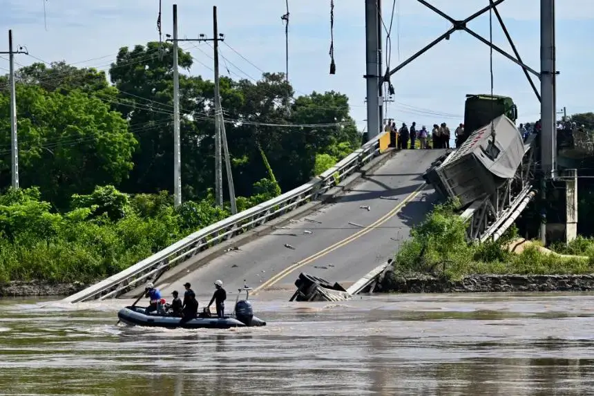 Rescatistas buscan personas desaparecidas luego del colapso de un puente colgante en Duale, provincia de Guayas, Ecuador, el 20 de marzo de 2025. (Marcos Pin/AFP vía Getty Images)