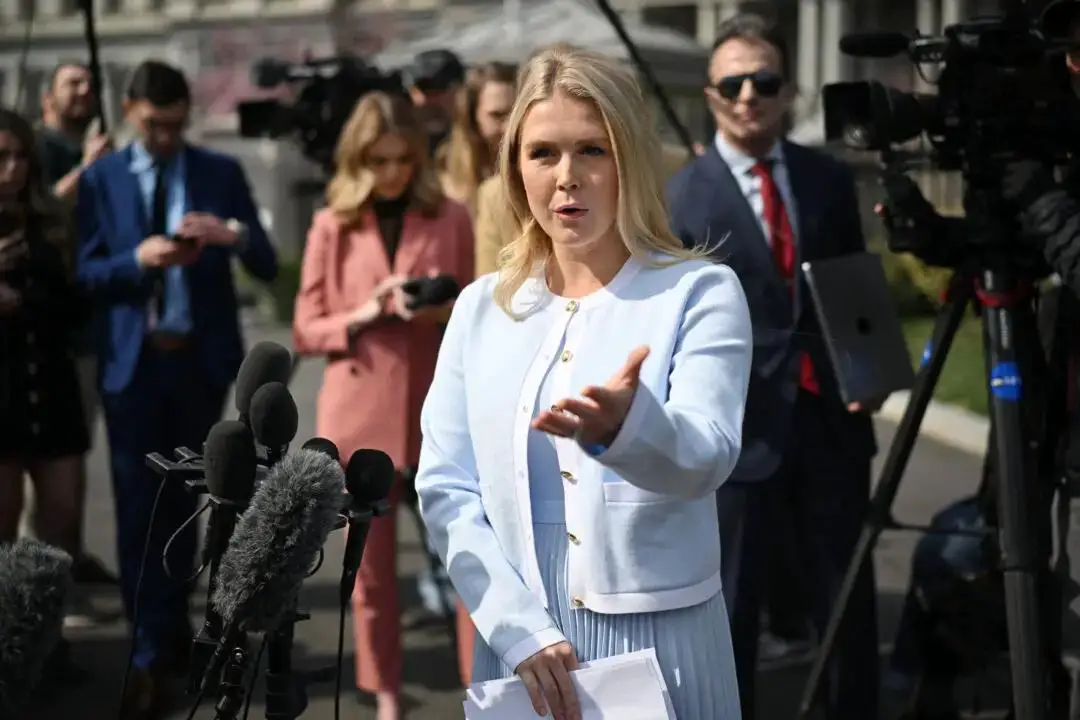 La secretaria de prensa de la Casa Blanca, Karoline Leavitt, habla con los periodistas en Washington el 20 de marzo de 2024. (Mandel Ngan/AFP a través de Getty Images)
