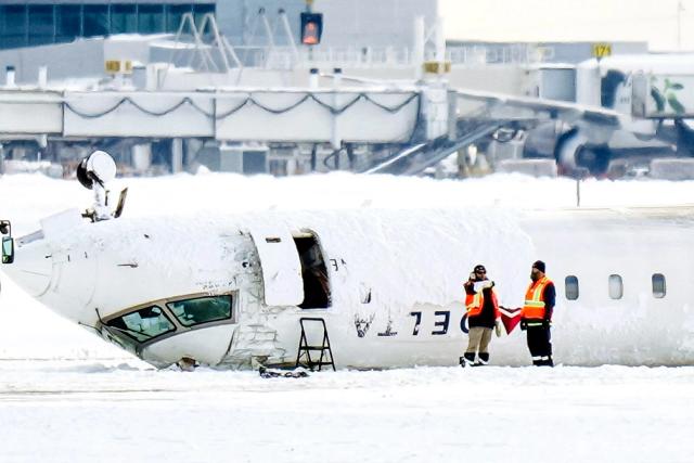 Un avión de Delta Air Lines se encuentra boca abajo en el Aeropuerto Pearson de Toronto, el 18 de febrero de 2025. (Chris Young/The Canadian Press vía AP)