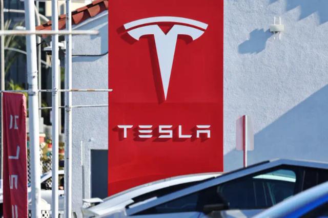 El logotipo de Tesla exhibido en un concesionario de Tesla el 2 de enero de 2025 en Alhambra, California. (Mario Tama/Getty Images)