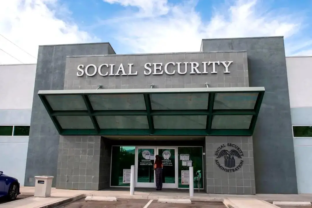 Una mujer se encuentra frente a un edificio de la Administración de la Seguridad Social en Burbank, California, el 5 de noviembre de 2020. (Valerie Macon/AFP a través de Getty Images)
