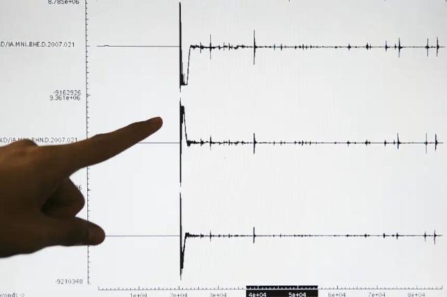 Un funcionario de la Agencia de Meteorología y Geofísica (BMG) señala una gráfica en la pantalla de la oficina de BMG de un terremoto, en una imagen de archivo. (Dimas Ardian/Getty Images)