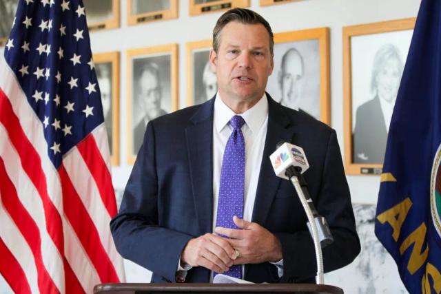 El fiscal general de Kansas, Kris Kobach, responde a las preguntas de los periodistas durante una conferencia de prensa celebrada en el exterior de su oficina en Topeka, Kansas, el 1 de mayo de 2023. (John Hanna/AP Photo/Archivo fotográfico)
